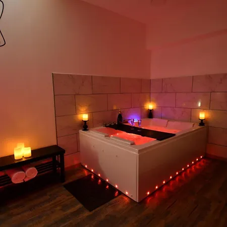 L'arena - Room, Jacuzzi Апартаменты Ла-Сейн-сюр-Мер